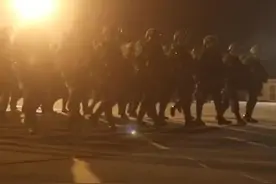 运-20搭载大批空降兵凌晨演习 从天而降这一幕太燃了图片