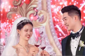 笑喷!张常宁婚礼前拖婚纱做核酸,1米95新娘弯腰工作人员踮脚采样图片