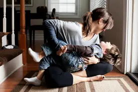 儿子到了这一年龄，妈妈要学会“避嫌”，过度亲密可能毁掉小孩图片