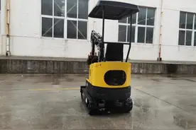经久耐用的小型挖掘机，使用范围非常广泛图片