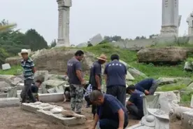 圆明园被毁150年后，专家准备对其修复时，意外发现50000多件文物图片