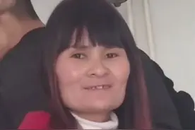 三梦奇缘现身理发店被偶遇，面对镜头紧张腼腆，弄头发掩饰尴尬图片