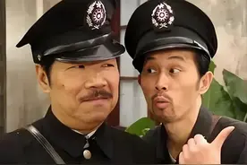 64岁“三六九”吴家辉：戏里是牛大春手下，戏外妻子貌美从不出镜图片