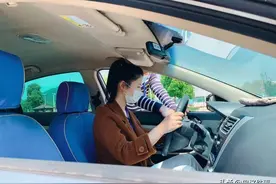 2021年女子科目二次次不过，热心教练主动帮忙，却提出三次潜规则图片