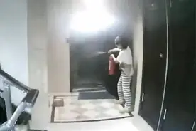 “面膜女侠”冲上热搜，一个动作让全网点赞！网友：这邻居能处图片