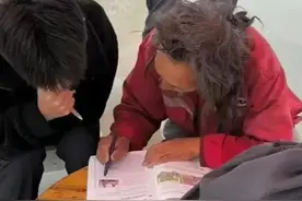流浪者刘彦宏：用知识点亮生命，却因没教师证被叫停补课行为图片