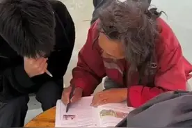 流浪者刘彦宏：用知识点亮生命，却因没教师证被叫停补课行为图片