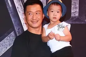 动得了皮囊，动不了基因！5位动脸的明星，孩子跟他们整容前一样图片