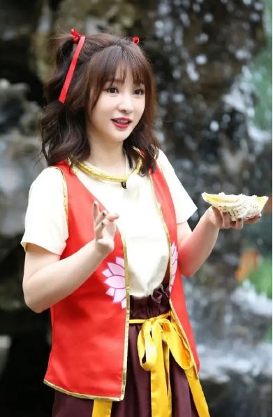 娱圈有多现实?彭楚粤代肖战被骗喝下油漆,许魏洲护膝藏针无人管