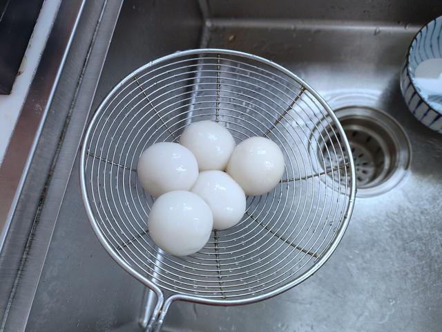 速冻汤圆可以油炸吗？记住2点，个个金黄不炸裂，根本不用扎孔