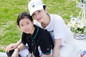 黄奕带女儿野餐骑马！穿T恤配牛仔裤，9岁女儿五官平庸没她高级图片