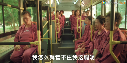 “玉兔精”演大妈，跟年轻小伙抢篮球场，广场舞比赛穿奥特曼战服