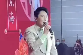 55岁张信哲寿宴卖力捞金，发福浮肿难以辨认，舞台脏乱到处扑克牌图片