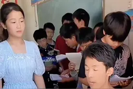 河南一老师坐在教室门口监督学生背书，背一个走一个，你遇到过吗图片