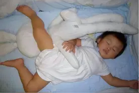 孩子睡觉频繁踢被子，不一定是热，孩子有“苦衷”，妈妈别不知道图片