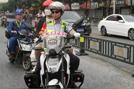 考生脚受伤出行不便，南昌交警铁骑爱心接力护考图片