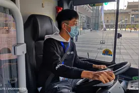 济南有个公交车迷圈~车迷大部分是十几岁的少年，已经拍了七年公交车，现有望入职公交驾驶员图片