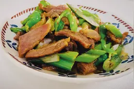 翻冰箱时发现一块咸肉，加点青椒大葱炒一下，很下饭图片