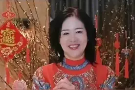 郎平国外近照流出，穿红裙拜年模样变化大，被二婚老公宠得像小孩图片