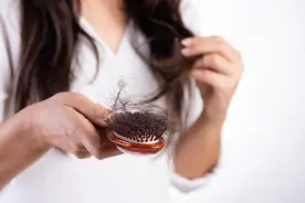 产后脱发一抓一大把，是什么原因引起的？怎样预防？图片
