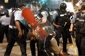 这就是美国的警察：能枪杀手无寸铁的平民，也能被歹徒吓到腿软图片