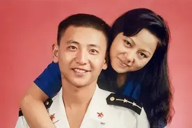 01年飞行员王伟不幸牺牲，21年过去了，他的遗孀阮国琴如今怎样？图片
