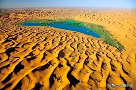 大漠腾格里 一汪月亮湖图片