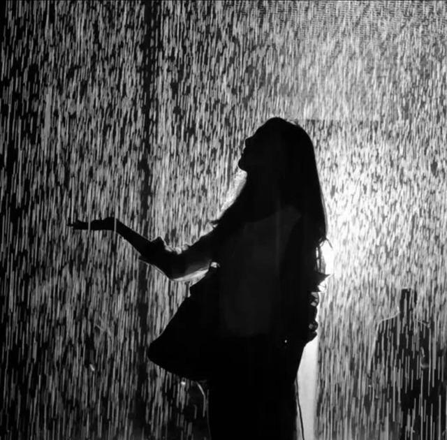 喝酒伤感图片2022新图片,2022一个人心烦意乱地说话,伤心地哭了 - 冷