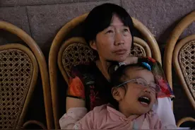 残疾妈妈试管求子，生下可爱女儿后却彻底绝望：早该死了这条心图片