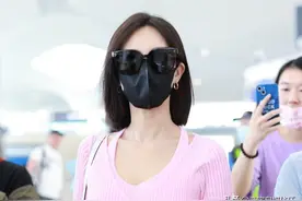 李一桐现身杭州机场 身穿粉色针织外套时尚靓丽图片