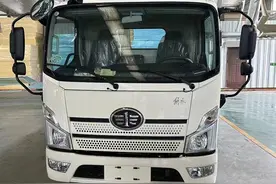 一汽解放油电混合轻卡底盘，改装房车后售价不到40万图片