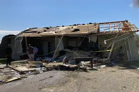 美国女子在家被龙卷风连人带房卷上天，逃出才发现只有她家被吹飞图片