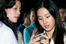 “刘亦菲妈妈”刘晓莉传奇的一生，两婚两离，为捧红女儿牺牲太多图片