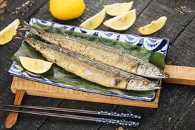 如何将秋刀鱼做成下酒菜，香辣入味，鲜嫩香酥，比烤的还香图片