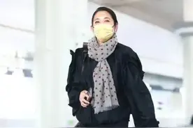 倪萍走机场穿得好时髦！黑外套+紫色萝卜裤+围巾，美得像换了个人图片
