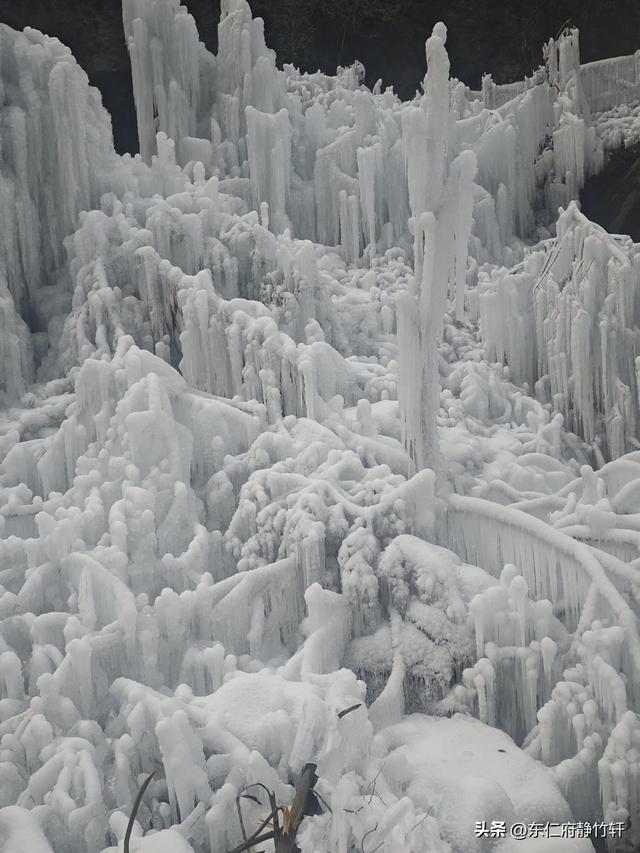 金龙峡冰崖飞瀑赋 文/李景宁