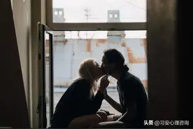 接吻时放的屁，为什么还是臭的？图片