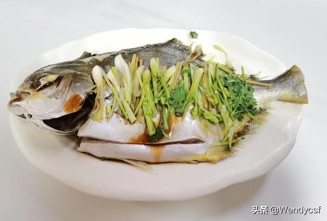 花胶炖老母鸡的功效 花胶炖老母鸡的功效与禁忌