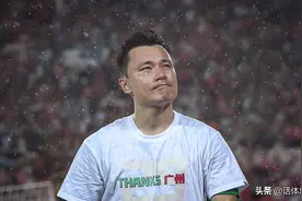 退役！郜林王永珀，泪别职业生涯，球迷冷笑：中国足球再无遮羞布图片