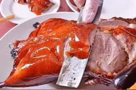 去饭店吃烤鸭时：鸭架煲汤还是炸？图片