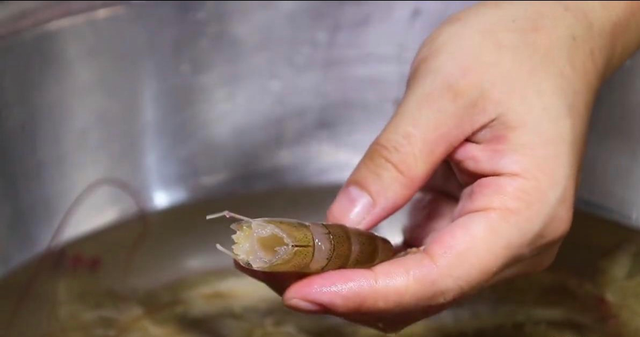 蒜蓉大虾的正确做法，蒜香浓郁入味，吃着真解馋，就是有点费米饭