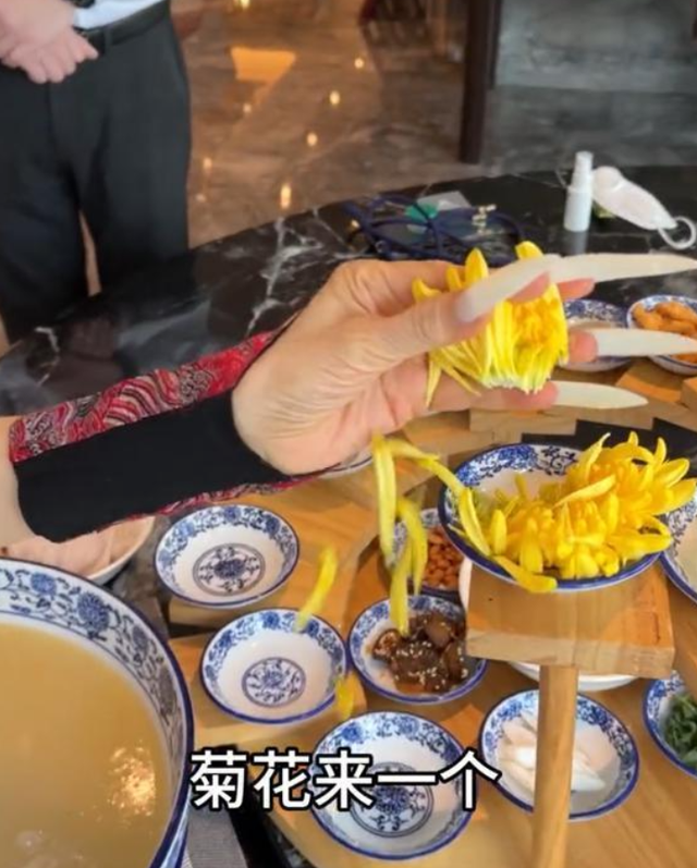杨丽萍新舞蹈“一丝不挂”，被摸下体表情陶醉，金星的质疑是对的