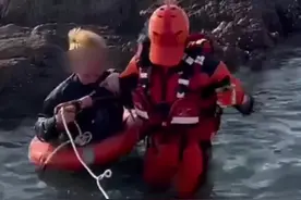 今天，全网都在安慰…被困青岛礁石的失恋小姐姐！网友：人在囧途下一版，没她我不看图片