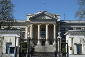 俄驻波兰使馆遭人投燃烧弹，波兰警方视而不见，不管抓人只管看图片