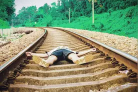 火车开过来时，人躺在铁轨中间能活命吗？图片