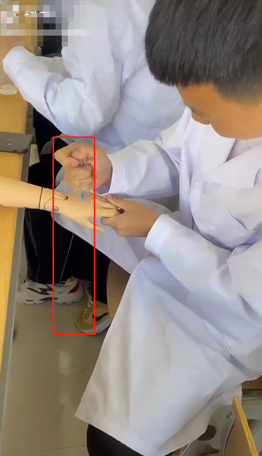 护理专业学生上课淘气，拿人形模特取乐，网友：不要让他毕业