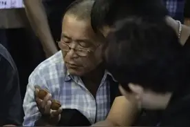 北京大爷买了一对核桃，价值18万8，最后盘出了一套四合院图片