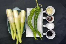 家常炒茭白这样做，营养鲜香入味，开胃又下饭，孩子和老人都爱吃图片