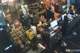 男子涉嫌猥亵殴打足浴店员工，同伙当众叫嚣“我叔叔是市长”，警方回应会公平公开调查图片