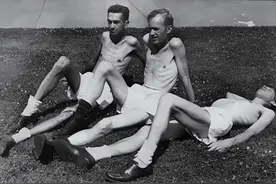 人不吃饭能活多久？美国二战时进行饥饿实验，最后人没饿死却疯了图片